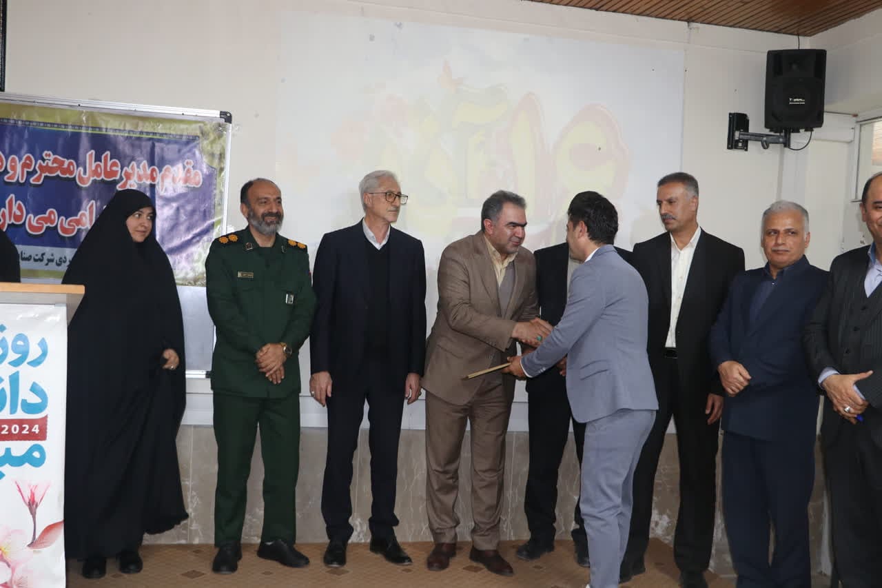 رونمایی از کتاب در مراسم روز دانشجو